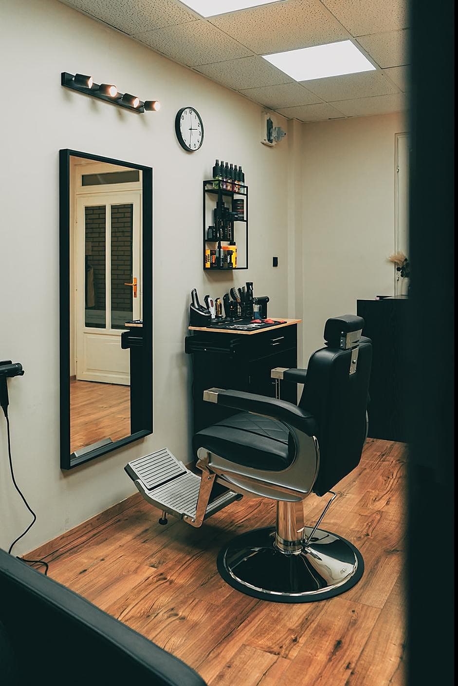 Barber szék a tükör előtt