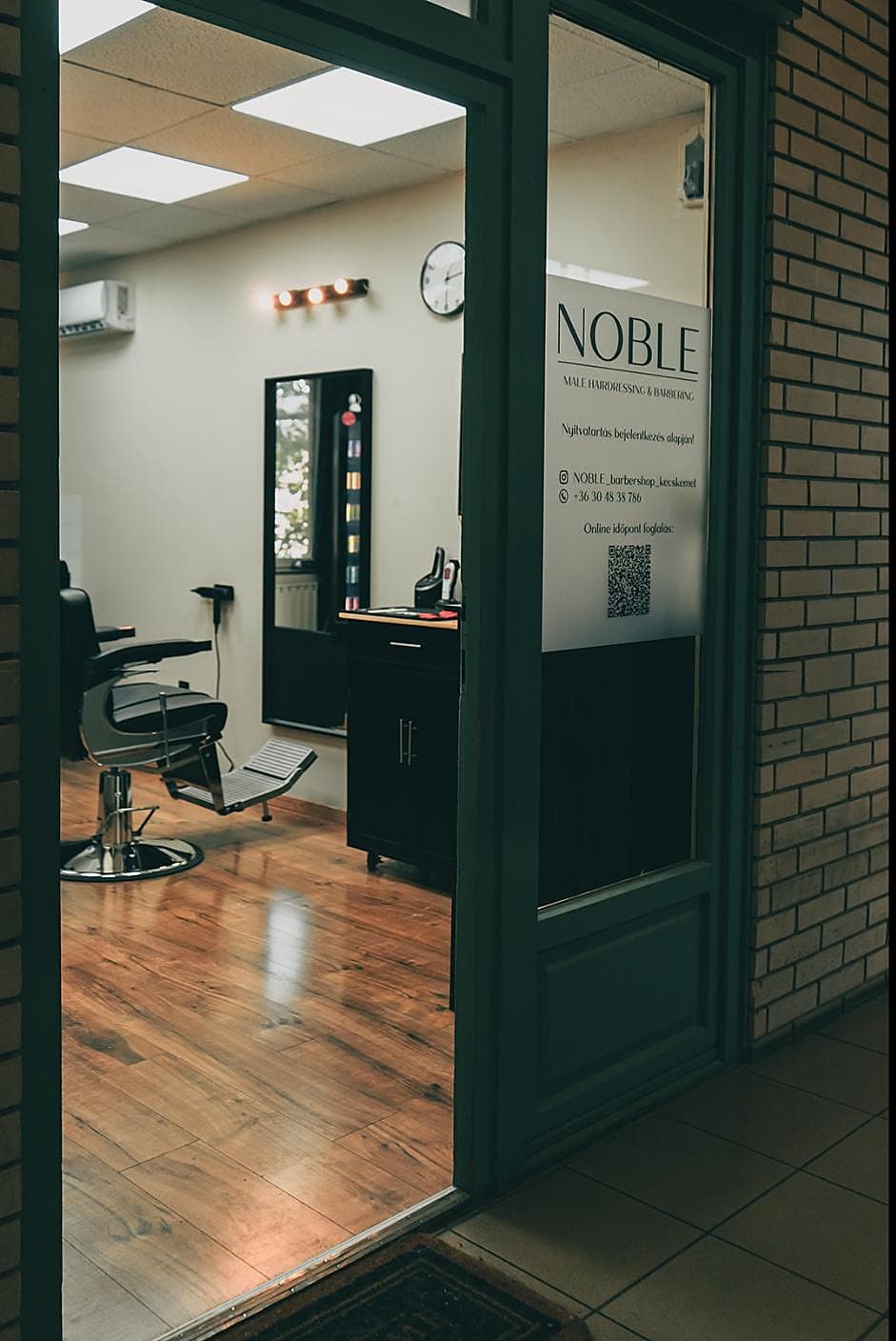 A NOBLE Barbershop bejárata