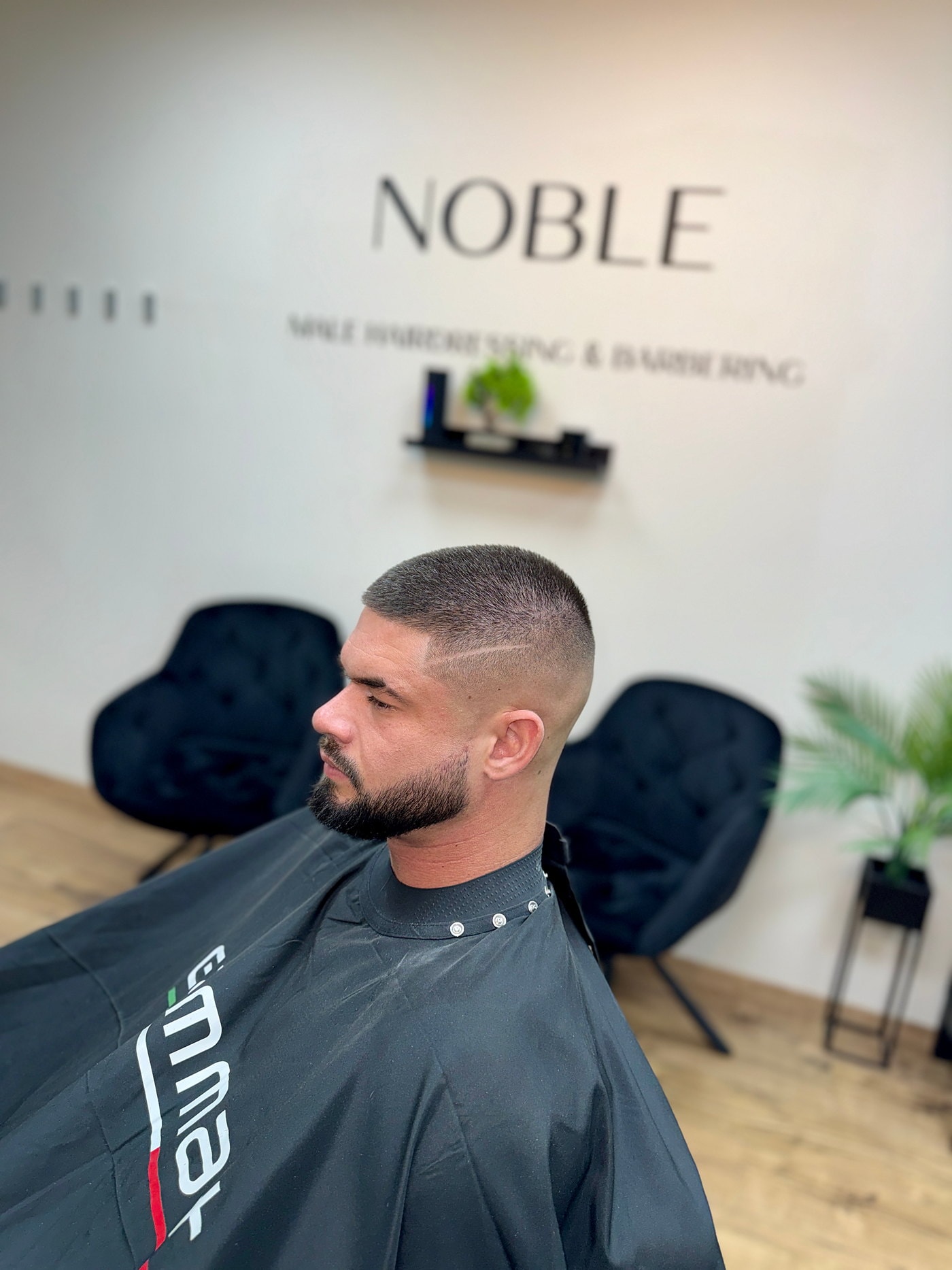 Rövid fazon skin fade-del és formára igazított szakállal