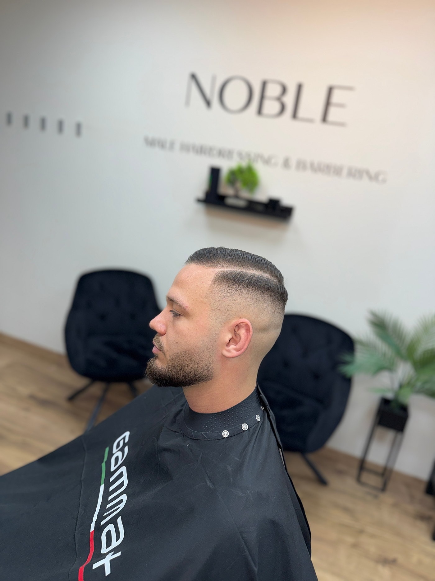 Klasszikus oldalválaszték borotvált vonallal és skin fade-del