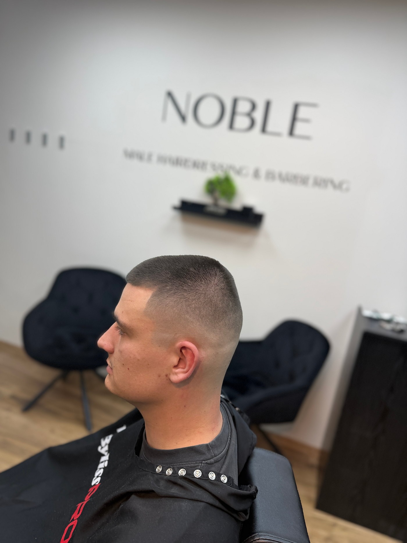 Rövid férfi hajvágás skin fade-del, oldalnézetből