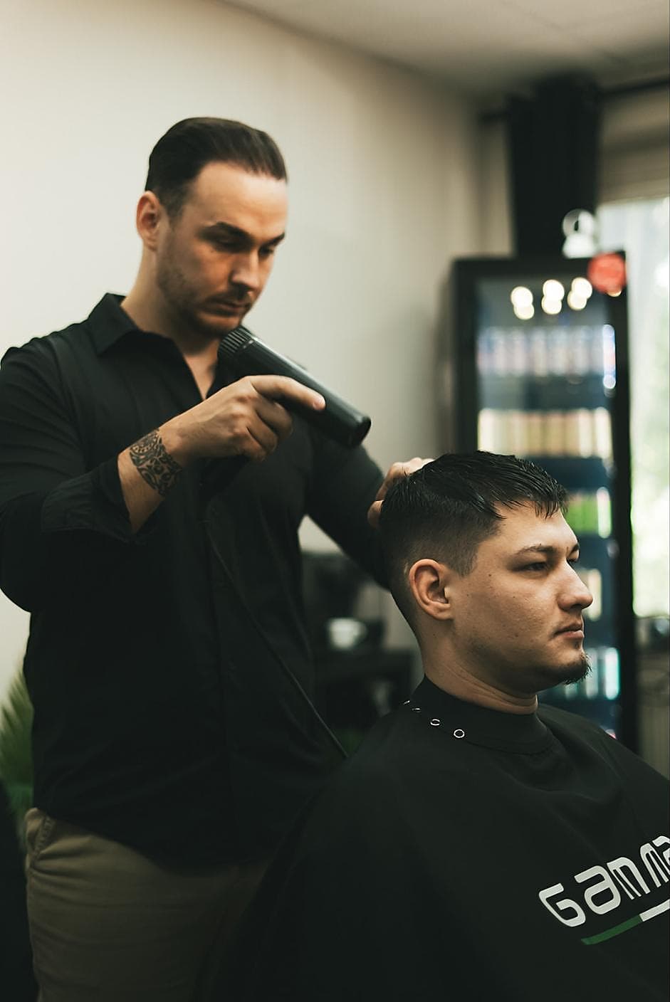 Széman Dávid munka közben a NOBLE Barbershopban